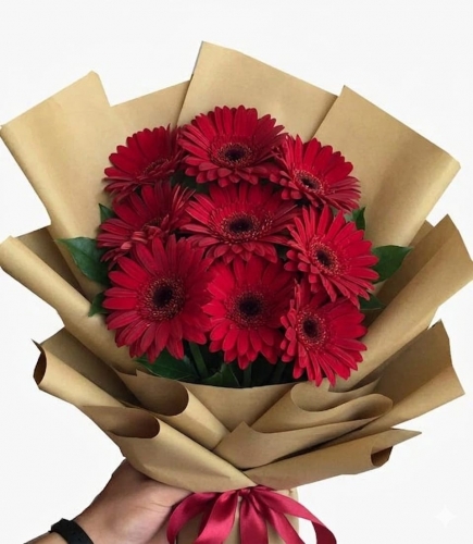 Doğallığın Kırmızı İle Buluşması: 8’li Kırmızı Gerbera Buketi