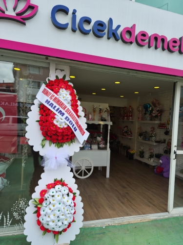 2 Katlı Kırmızı & Beyaz Solmayan Gerbera Çelenk / Sepet
