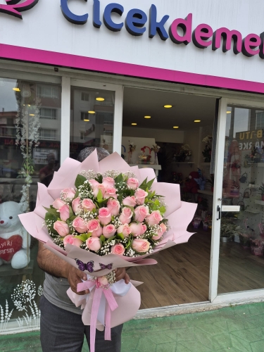 Aşkın ve Zarafetin En Tatlı Hali: Pembe Gül Buketi