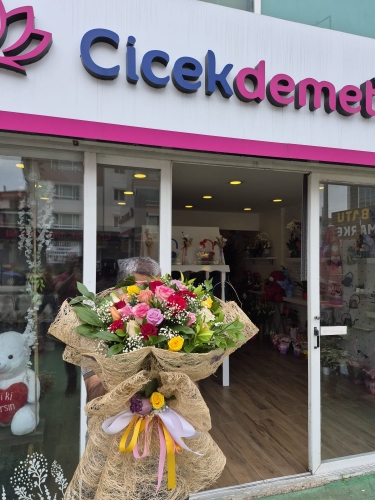 Doğallığın ve Renklerin Görkemli Uyumu Doğal Hasır İçinde Rengarenk Kucak Dolusu Butik Gül Buketi