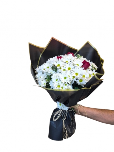 Kontrastın Şıklığı: Siyah Butik Ambalajda Bir Kucak Papatya Klasik Papatya, Modern Dokunuş!