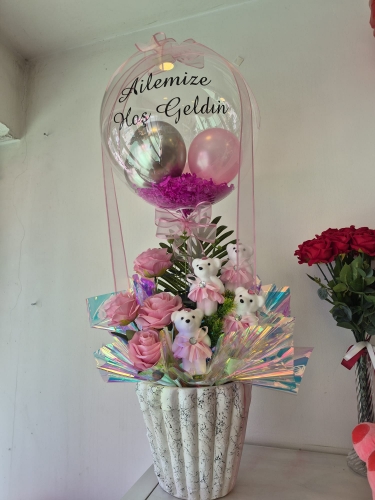 Pembe Düşler Masalı: Şeffaf Trend Balonlu & Solmayan Çiçekli VIP Bebek Aranjmanı