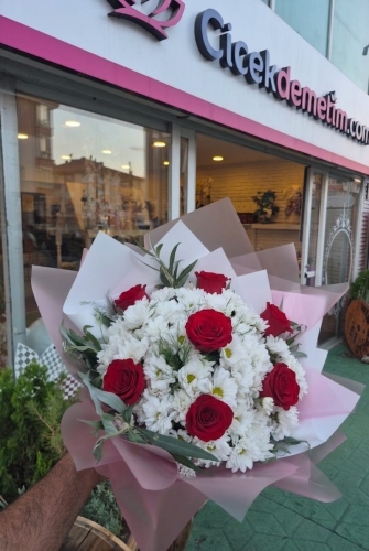 Aşkın ve Tutkunun GörkemliSimgesi: Özel Tasarım Butik Buket
