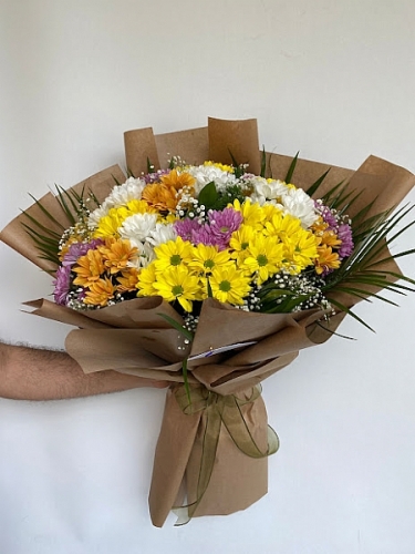 ? Renklerin Dansı: Karışık Renkli Kucak Dolusu Papatyalar