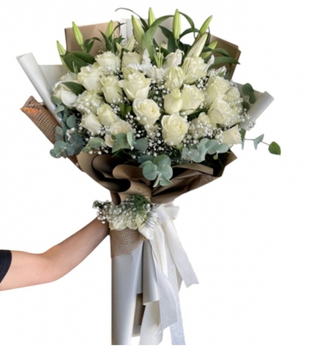 Prestijli ve Şık: Beyaz Gül Aranjmanı