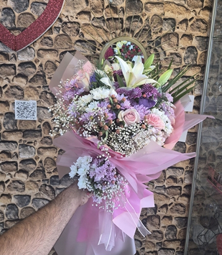 Romantik Masal - Beyaz Lilyum, Pembe Gül & Mor Krizantem Buketi