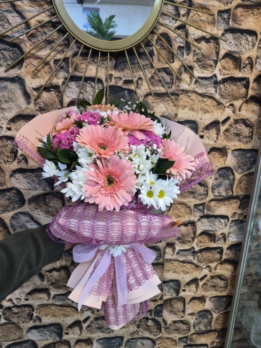 Baharda Bir Aşk Masalı Pembe Gerbera & Hüsnüyusuf Buketi