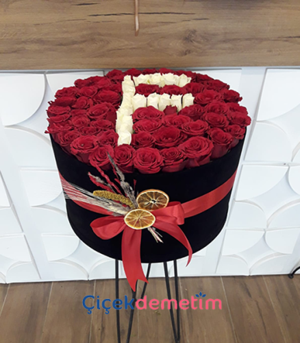 Baş Harf Tasarımlı Kırmızı Gül Kutusu