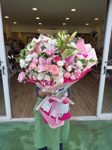 Kraliçe Dokunuşu Gösterişli Lilium, Gül & Lisianthus Buketi