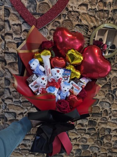 Luxury Mix: Kırmızı Gold Balonlu & Gurme Çikolatalı Dev Hediye Buketi
