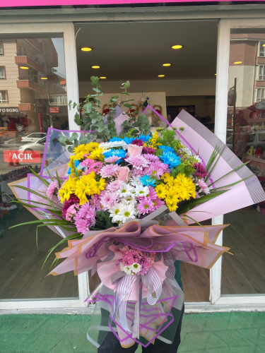 Göz Kamaştıran Güzellik: Rengarenk Krizantem Buketi